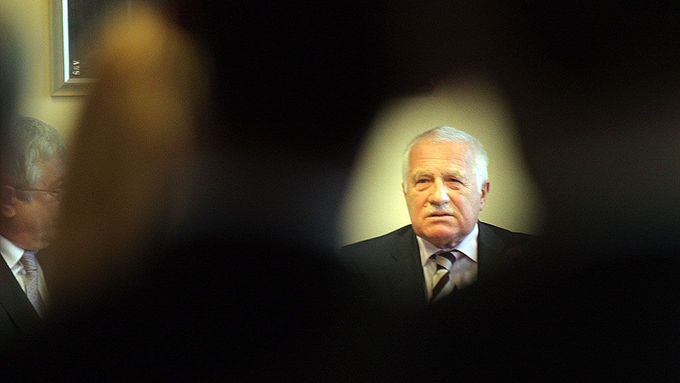 Jestli se Václav Klaus dopustil nebo nedopustil velezrady, to už se nikdy nedozvíme. Vizitka českého práva.