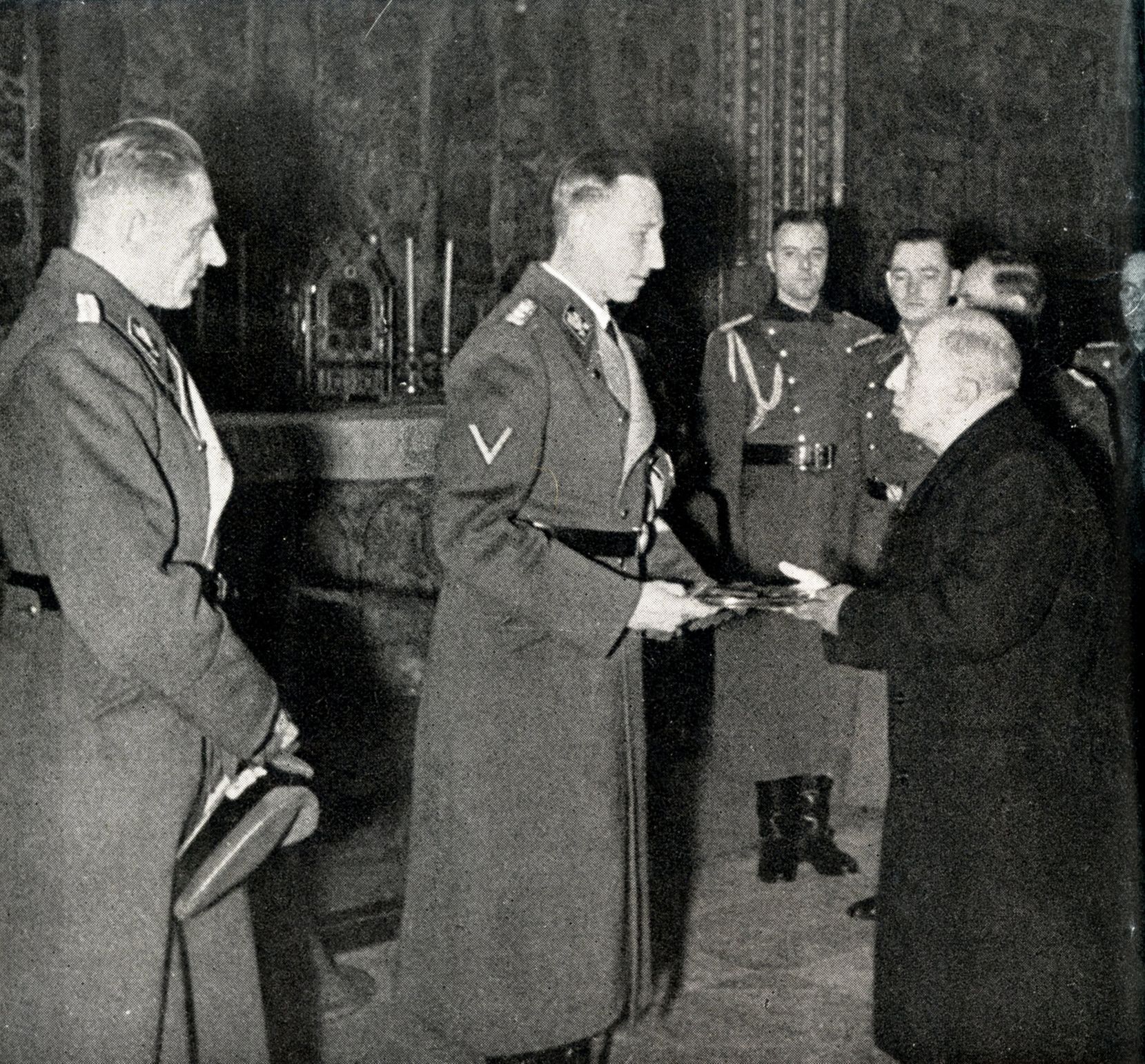FOTOGALERIE /  Heydrich, korunovační klenoty / Repro / Kniha  Jaroslav Čvančara, knižní trilogie Někomu život, někomu smrt / 3
