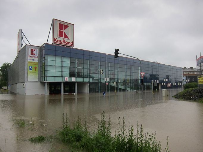 Voda sem vtrhla nemilosrdným tempem. Parkoviště v přízemí uvedeného obchodu začínalo brát za své.