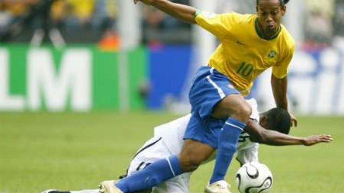 Brazilec Ronaldinho (ve žlutém) se snaží uniknout Eriku Addovi z Ghany.