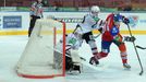 Hokejista Lva Praha Mathias Porseland v akci proti brankáři Jeffu Glassovi a Konstantinovi Alexejevovi v utkání KHL 2012/13 proti Novosibirsku.