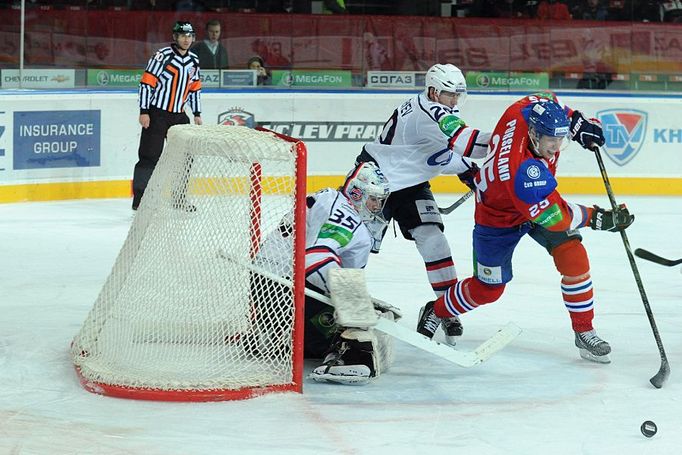 Hokejista Lva Praha Mathias Porseland v akci proti brankáři Jeffu Glassovi a Konstantinovi Alexejevovi v utkání KHL 2012/13 proti Novosibirsku.