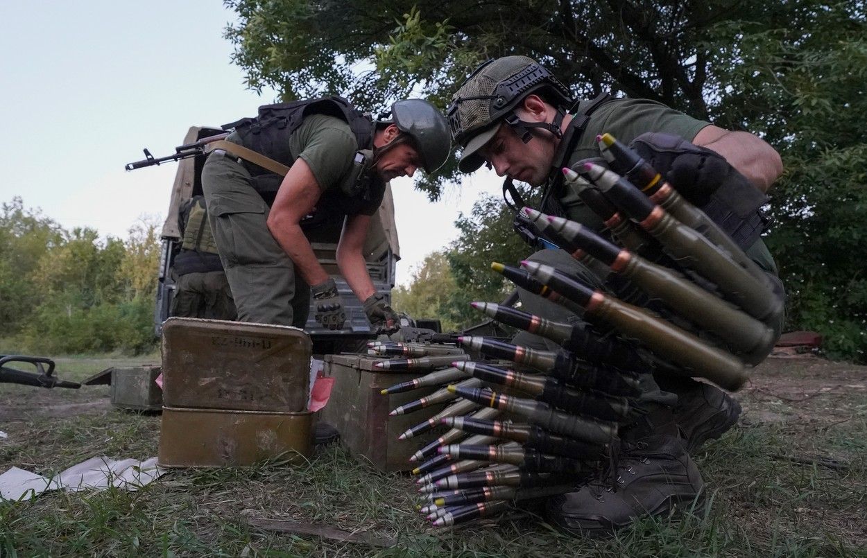 Ukrajinští vojáci v Charkovské oblasti při přípravě kulometu ke střelbě, 24. srpna 2022.