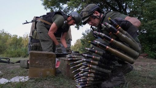 Ukrajinští vojáci v Charkovské oblasti při přípravě kulometu ke střelbě.
