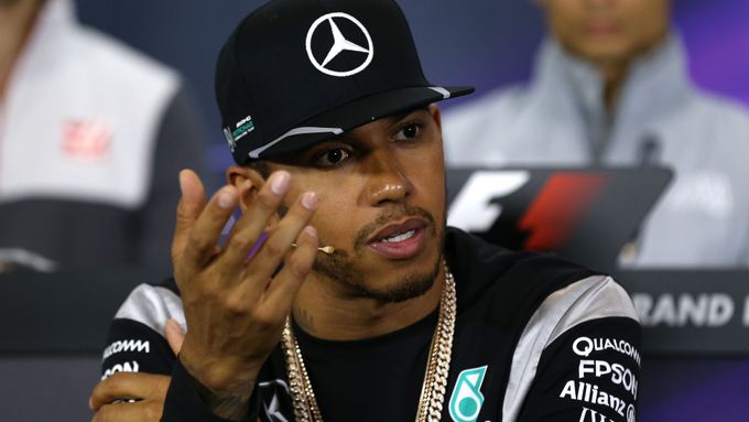Lewis Hamilton se po Sepangu na tým Mercedes stále hněvá.