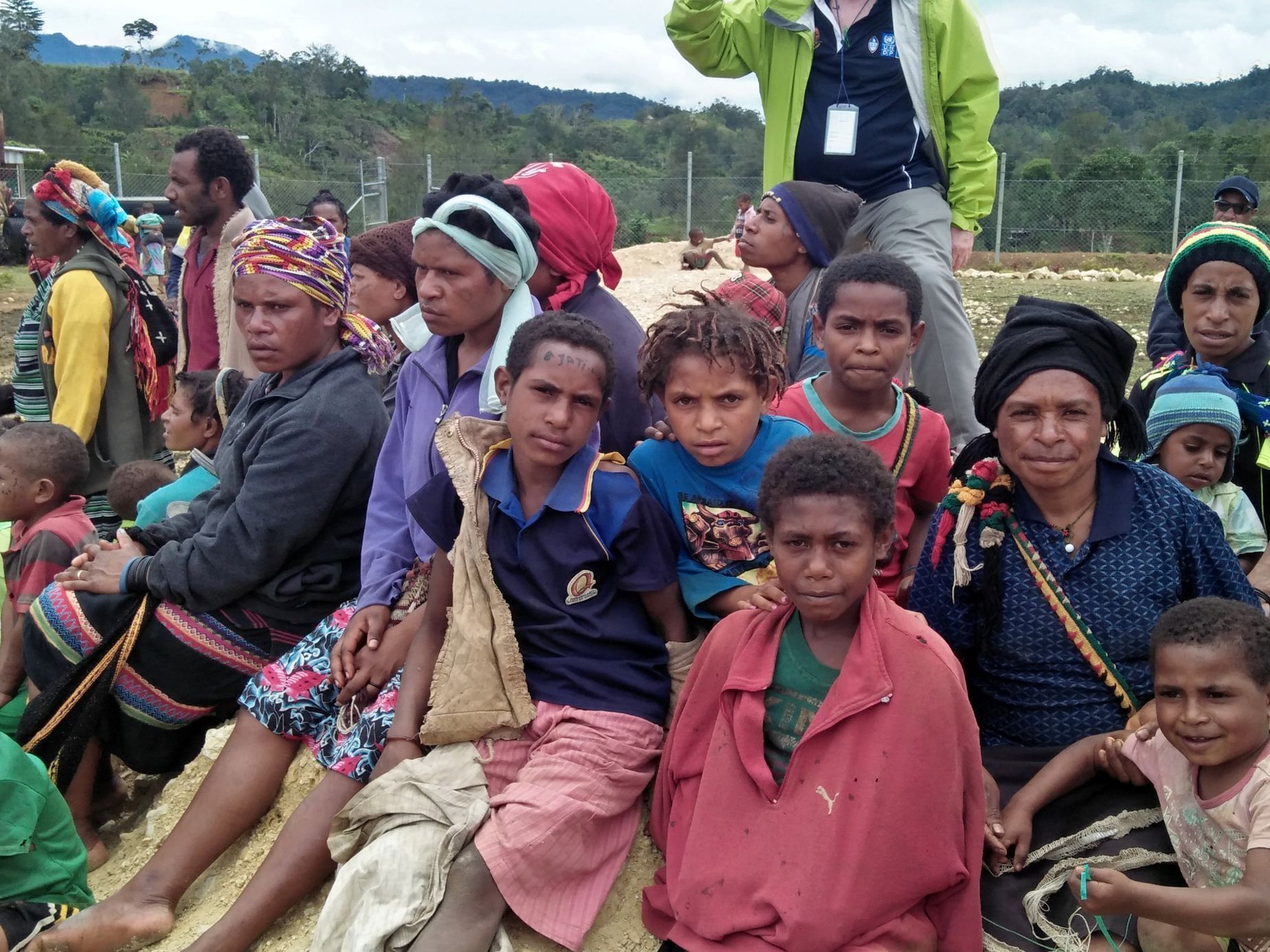 Lidé bez přístřeší po zemětřesení v odlehlé oblasti Papuy-Nové Guineje