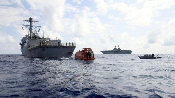 Vepředu vlevo je americký torpédoborec USS Bainbridge, který vysvobodil kapitána nákladní lodi z rukou somálských pirátů. Tři z nich ostřelovači zabili.