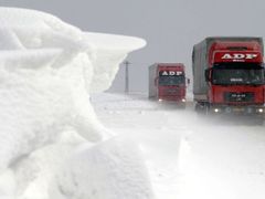Silný vítr komplikoval 14. března dopravu na hlavním tahu z Břeclavi do Hodonína, který byl dopoledne dokonce chvíli neprůjezdný kvůli navátému sněhu a silnici musela zprůjezdnit až fréza.