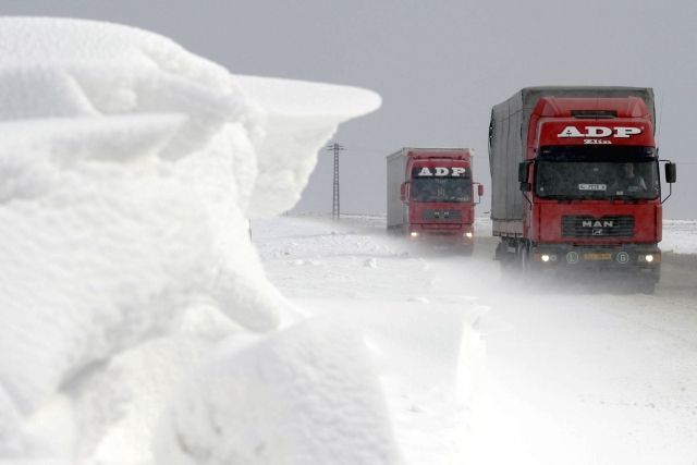 Kamiony ve sněhu