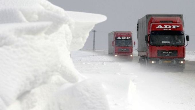 Silný vítr komplikoval 14. března dopravu na hlavním tahu z Břeclavi do Hodonína, který byl dopoledne dokonce chvíli neprůjezdný kvůli navátému sněhu a silnici musela zprůjezdnit až fréza.