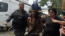 A military police officer arrests a man who belongs to a native Indian community living at the Brazilian Indian Museum in Rio de Janeiro March 22, 2013. Brazilian military police took position early morning outside the abandoned Indian museum, where a native Indian community of around 30 individuals have been living since 2006. The Indians were summoned to leave the museum in 72 hours by court officials since last week, local media reported. The group is fighting against the destruction of the museum, which is next to the Maracana Stadium. REUTERS/Pilar Olivares (BRAZIL - Tags: POLITICS CIVIL UNREST) Published: Bře. 22, 2013, 5:57 odp.