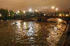 V centru Prahy jsou kolem dvanácté hodiny přípravy na povodeň v plném proudu. Proud Vltavy pod mostem Legií.