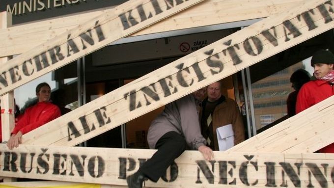 Aktivisté hnutí Greenpeace zablokovali včera ráno hlavní vchod do budovy ministerstva životního prostředí v Praze. Na dřevěnou konstrukci umístili nápis "Zrušeno pro nečinnost" a "Nechrání klima, ale znečišťovatele". Protestovali tak proti návrhu ministerstva v letech 2008 až 2012 rozdat podnikům emisní povolenky na 102 milionů tun oxidu uhličitého. Celkem čtyři aktivisty, kteří se připoutali k zábranám před vchodem do ministerstva, policisté předvedli k výslechu.