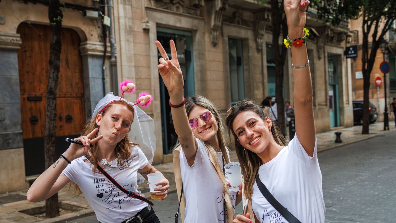 Stop přirozením a nafukovacím pannám. Španělské letovisko zakazuje vulgární kostýmy