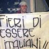 Brankář Gianluigi Buffon drží transparent s nápisem "Hrdí na to být Italy".