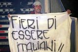 Brankář Gianluigi Buffon drží transparent s nápisem "Hrdí na to být Italy".