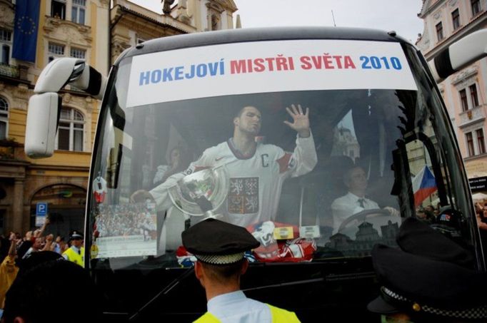 František Ortmann: Kapitán hokejistů Tomáš Rolinek s pohárem mistrů světa na předním okně autobusu projíždějícího davy fanoušků a mířícího na Staroměstské náměstí, Praha 24.5.2010