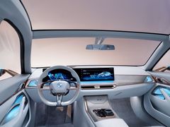 Palubní deska BMW Concept i4 nepůsobí na hony vzdálena od sériové verze.