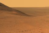 Panoramatický snímek z údolí Perseverance. Viditelné jsou stopy, které zde zanechalo průzkumné vozítko Mars Exploration Rover.
