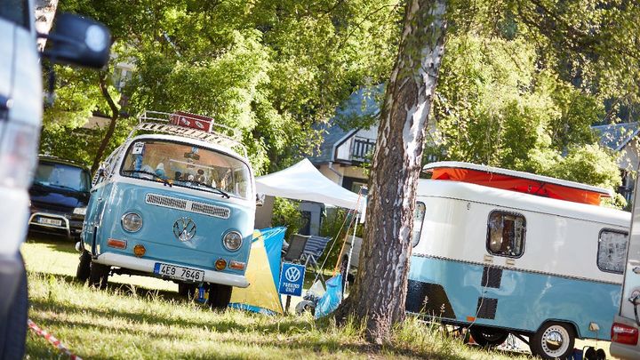 "Busíky" na Lipně: O víkendu se koná sraz majitelů a fanoušků Volkswagenu Transporter