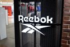 Král "absurdních slev" Reebok chytře využil zrušené objednávky. Právník vidí problém
