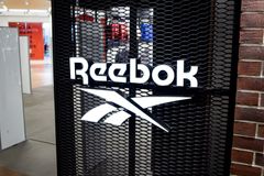 Král "absurdních slev" Reebok chytře využil zrušené objednávky. Právník vidí problém