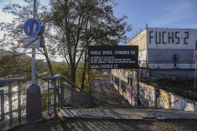 Na Štvanici je místo hokejového stadionu bikrosový park