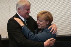 Jediná, kdo drží pohromadě svobodný svět. Merkelová je kotva stability, řekl bavorský premiér
