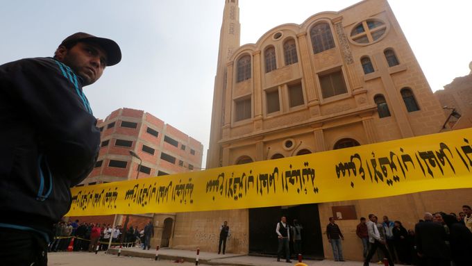Deset lidí včetně útočníka zemřelo po střelbě před koptským kostelem na předměstí egyptské Káhiry.