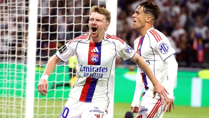 Pavel Šulc slaví vítězný gól Lyonu v utkání s Marseille.