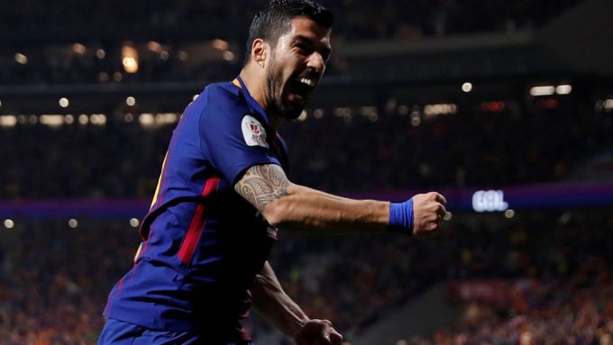 Luis Suárez z Barcelony slaví gól ve finále Španělského poháru proti Seville.