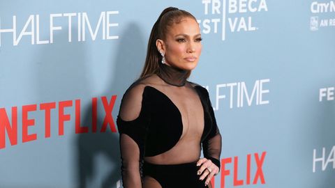 Jennifer Lopez se dojímá sama nad sebou. Stejně zase končí třesením ženskými partiemi