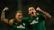 Vyrovnávací branku náležitě oslavilo také duo Aaron Hunt (vlevo) a Marko Arnautovic. Aby ne, prvně jmenovaný nezabalil "ztracený míč", který obrana domácích podcenila, druhý poté přesným centrem posadil míč na Gebre Selassieho hlavu.