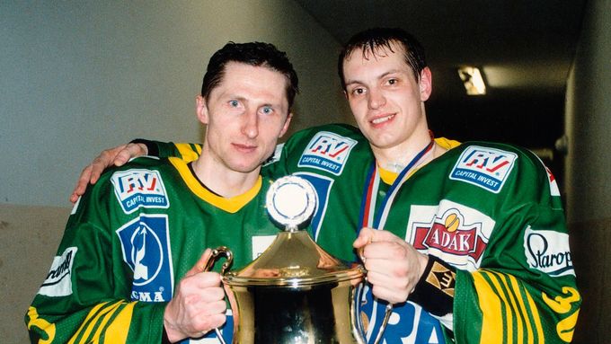 Michal Šafařík (vpravo) na snímku s Antonínem Stavjaňou po sezoně 1997-98.