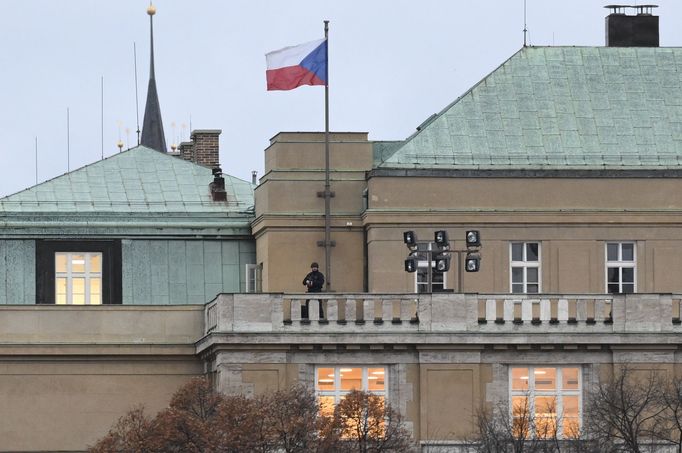 Policista na střeše budovy Filozofické fakulty, ve které se střílelo, 21. prosince 2023, Praha.