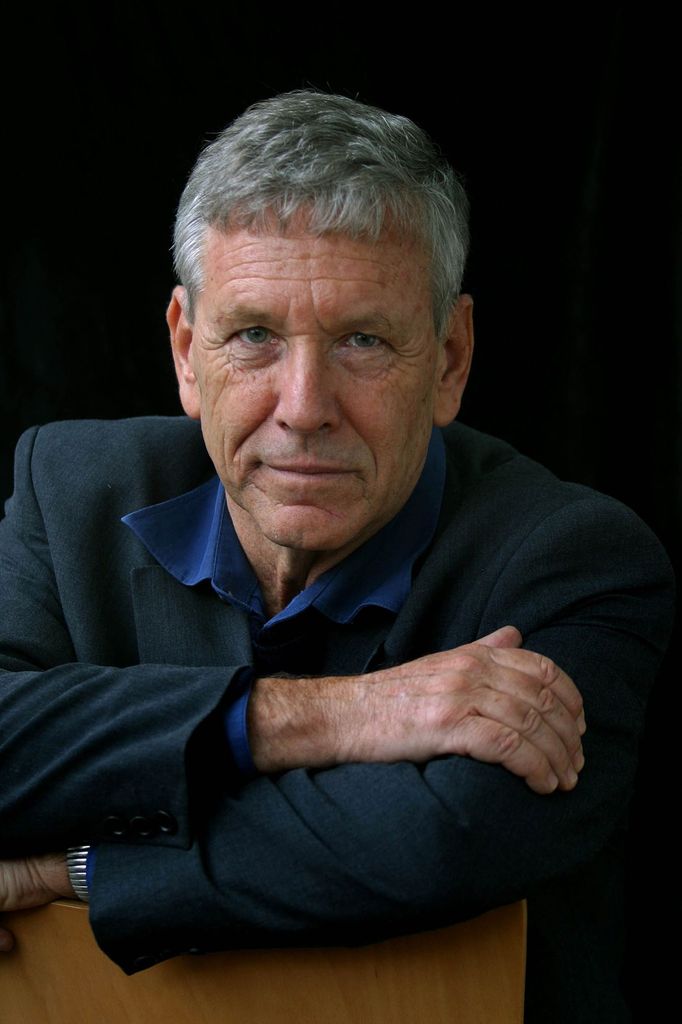 Amos Oz na oficiálním portrétu z roku 2013.