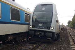 V Praze narazil prázdný vlak do rychlíku. Nikdo se nezranil, škoda přes pět milionů