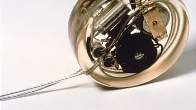 První kardiostimulátor Siemens-Elema 1958.