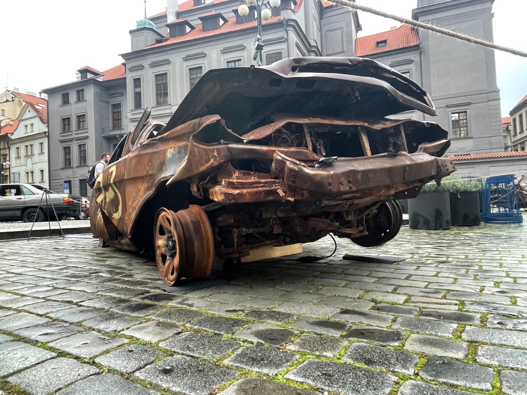 Ohořelé vraky z Ukrajiny instalace Signal Velčovský
