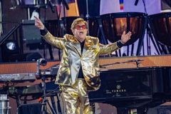 Elton John rozzářil Glastonbury, koncertem v Británii se rozloučil s fanoušky