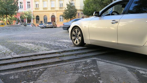 Foto: Řidiči snesou všechno. Vybrali jsme místa, kde si z nich dopravní značení dělá legraci