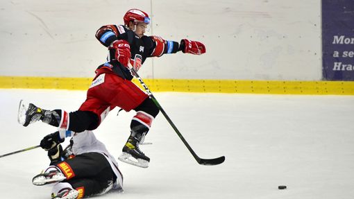 21. kolo hokejové extraligy 2020/21, Hradec Králové - Sparta: Letící Jordann Perret z Hradce.