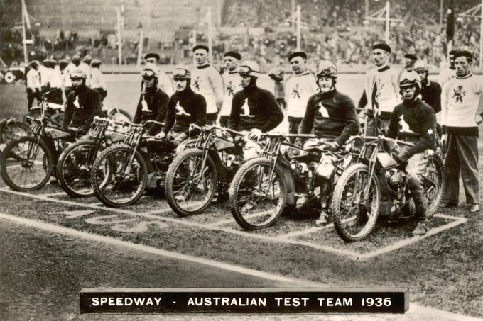 Australský plochodrážní tým v roce 1936, když se 28. května 1936 utkal s Anglií v prvním oficiálním testovacím zápase ve Wembley.