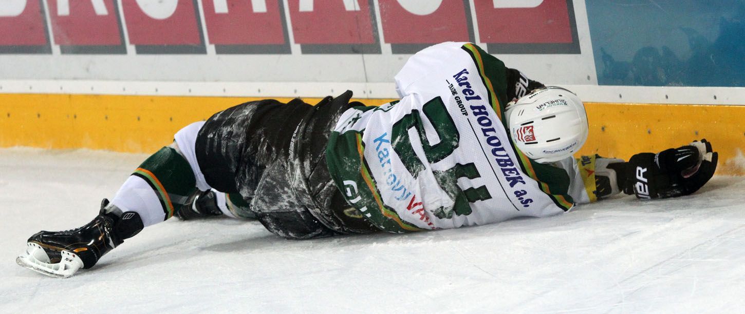 Hokejista klubu HC Energie Karlovy Vary Michal Gulaši v prvním kole hokejové Tipsport extraligy 2012/13 se Spartou Praha.
