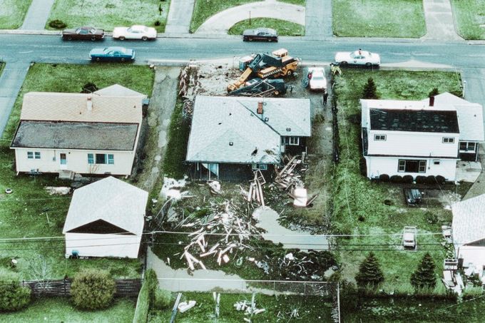 Demolice a exhumace na zahradě domu sériového vraha J. W. Gacyho v Norwood Park Township v Illinois, 19. března 1979. Kolorováno