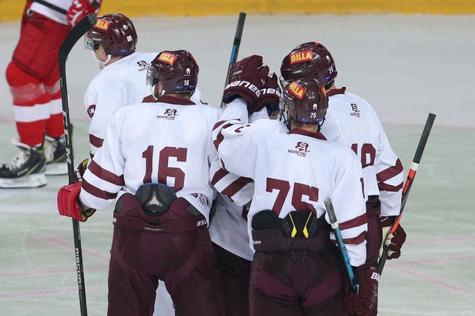 HC Sparta Praha - HC Slavia Praha, slavící klubko hráčů Sparty, přípravný zápas