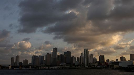 Noční obloha v Miami, kam se blíží hurikán Irma.