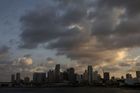 Noční obloha v Miami, kam se blíží hurikán Irma.