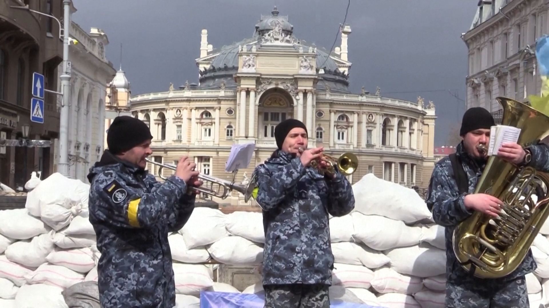 Ukrajinský armádní orchestr odehrál koncert u pytlů s pískem