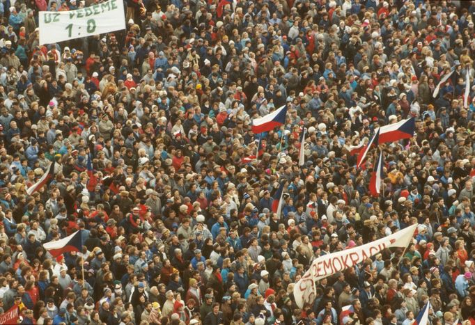 Demonstrace na Letné v Praze. 26. 11. 1989.